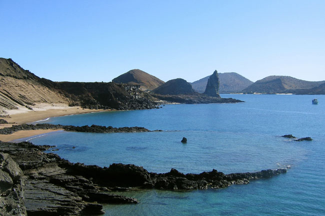 20070806n_Bartolome_PinnacleLagoon