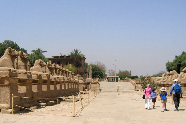 20060322n_DSMGuide_KarnakSphinxes